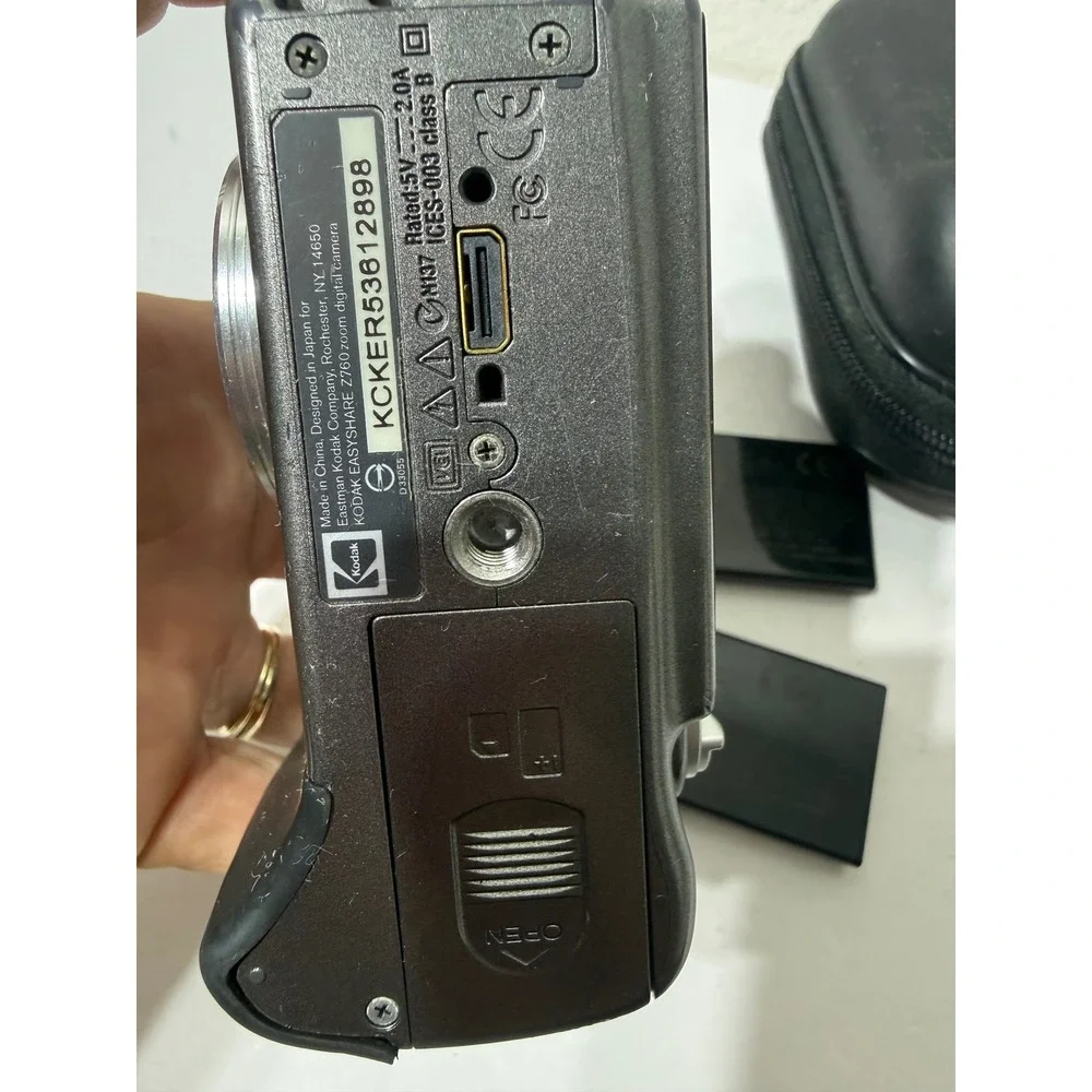 Kodak EasyShare Z760 6.1MP Digital Camera Bundle Silver Untested +Batteries Case